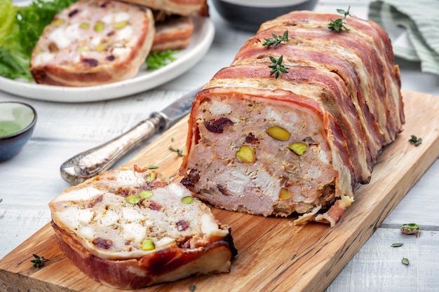 Terrine de porc aux pistaches cerises poulet et bacon