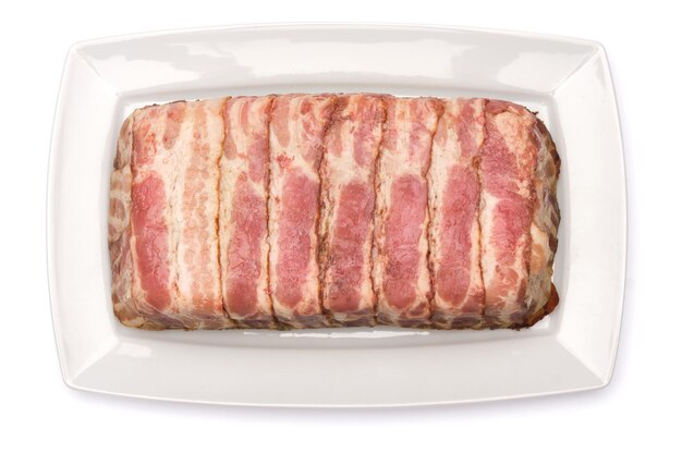 Terrine traditionnelle française recouverte de bacon isolé sur fond blanc