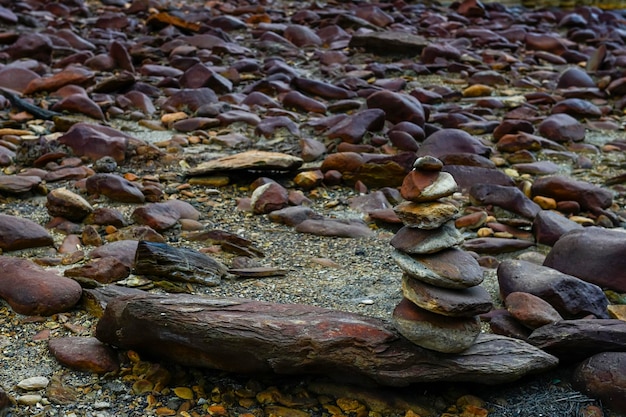 Territoire sulfureux et roches du lit de la rivière à Rio Tinto