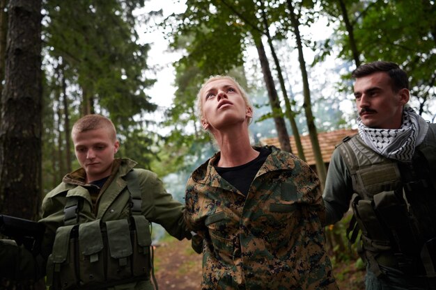 Photo les terroristes ont capturé vivante une femme soldat.