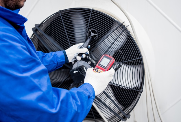 Test avec un anémomètre d'un ventilateur axial du groupe de condensation