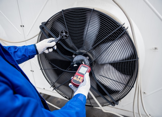 Test avec un anémomètre d'un ventilateur axial de l'unité de condensation