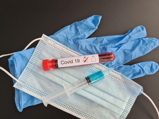 Test covid19 positif et gros plan de seringue de vaccin