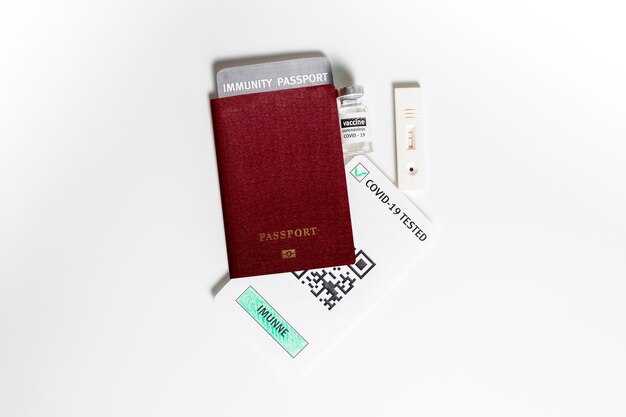 Photo test de diagnostic rapide sérologique covid sur un passeport pour voyager pendant le verrouillage