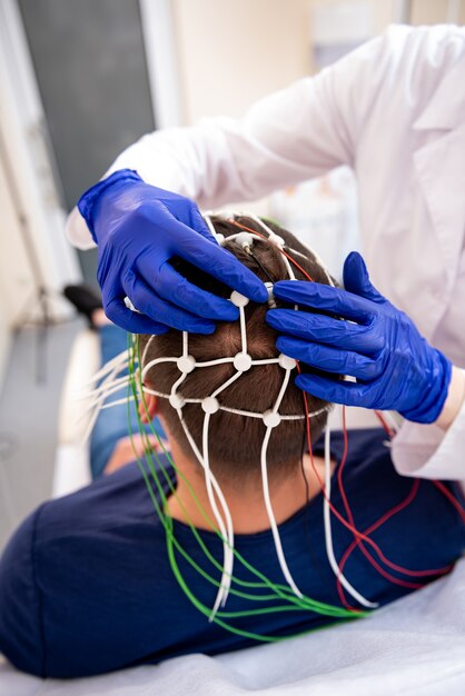 Test du cerveau du patient utilisant l'encéphalographie au centre médical