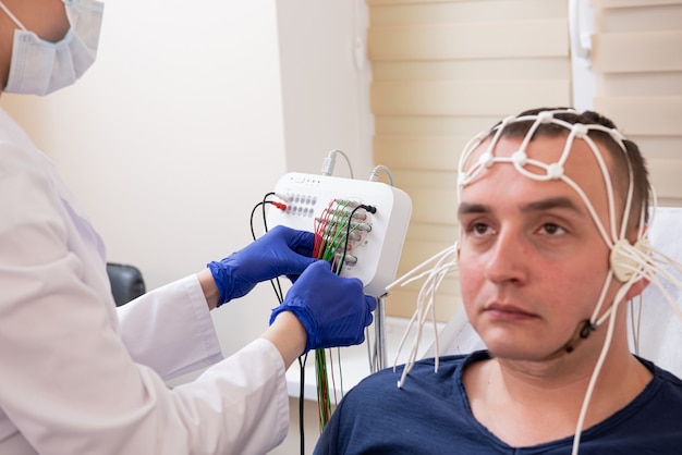 Test du cerveau du patient utilisant l'encéphalographie au centre médical