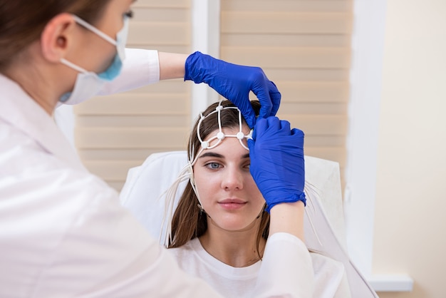 Test du cerveau du patient utilisant l'encéphalographie au centre médical