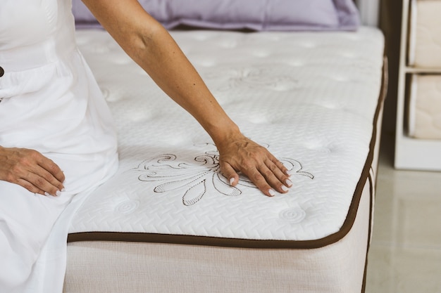 Test femme matelas dans un magasin de meubles