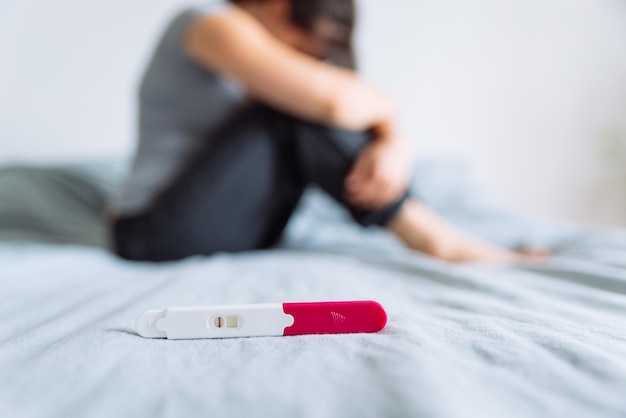 Test de grossesse négatif femme triste sur fond