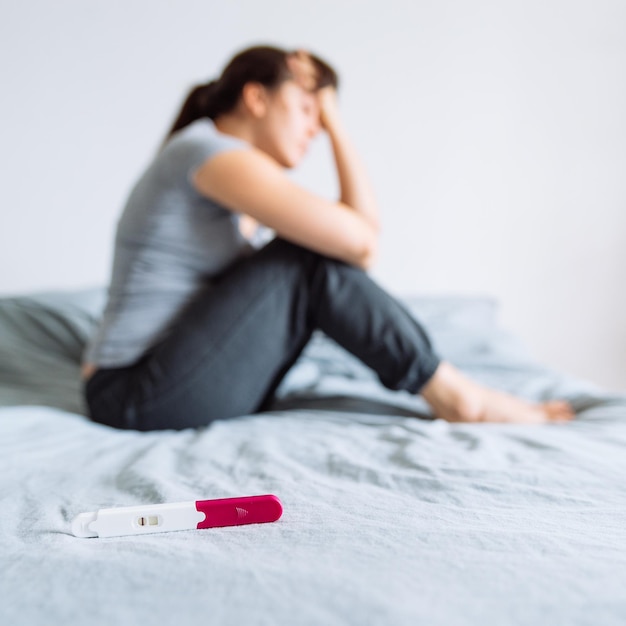Test de grossesse négatif femme triste sur fond