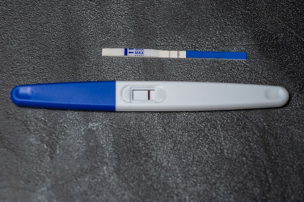 Test de grossesse positif sur surface grise