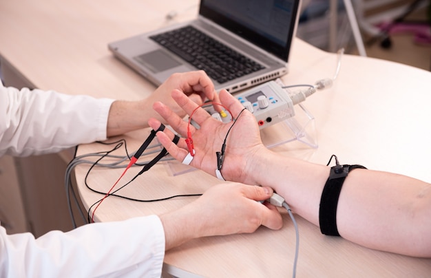 Test des nerfs du patient à l'aide de l'électromyographie au centre médical