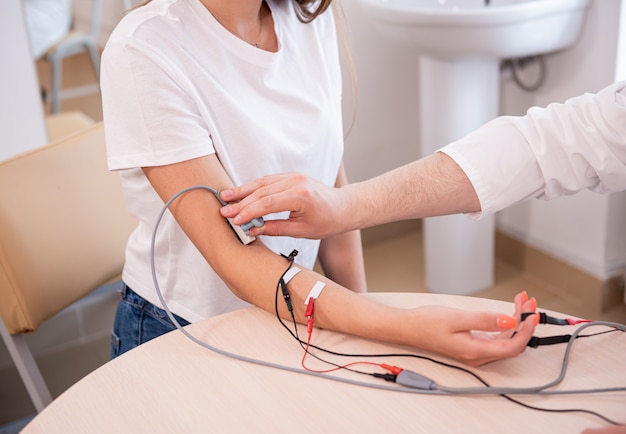 Test des nerfs du patient à l'aide de l'électromyographie au centre médical