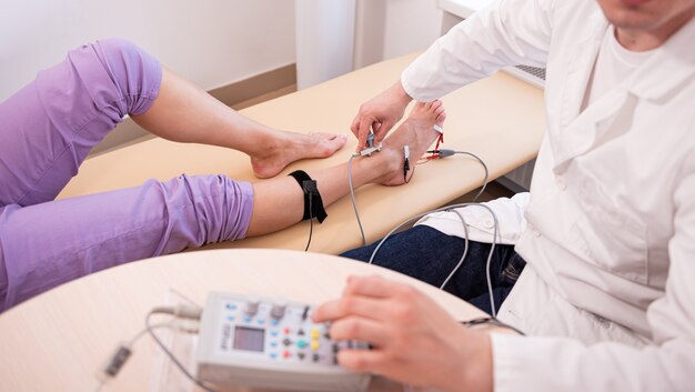 Test des nerfs du patient à l'aide de l'électromyographie au centre médical