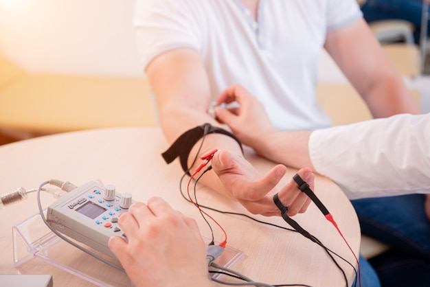 Test des nerfs du patient à l'aide de l'électromyographie au centre médical