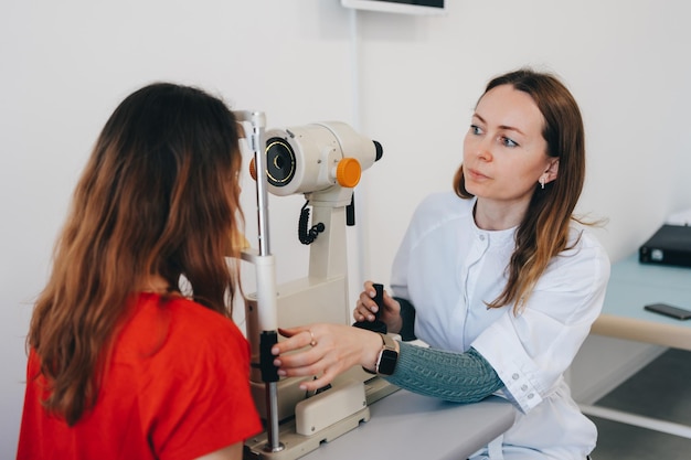 Test oculaire pour l'acuité visuelle Le patient reçoit une consultation ophtalmologique