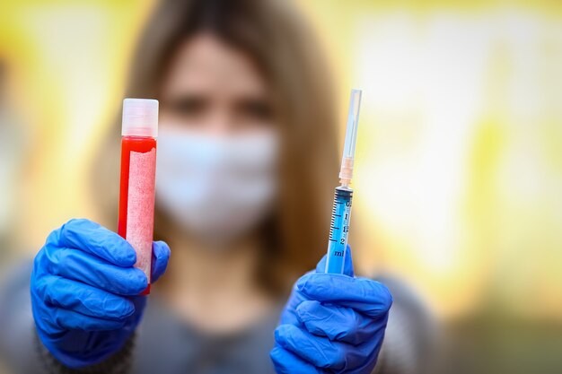 Un test sanguin de coronavirus chez une fille en mains 2019-2020. Épidémie de virus de la couronne. Syndrome respiratoire viral épidémique. Chine