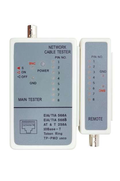 Testeur de câble réseau avec sonde à distance sur blanc