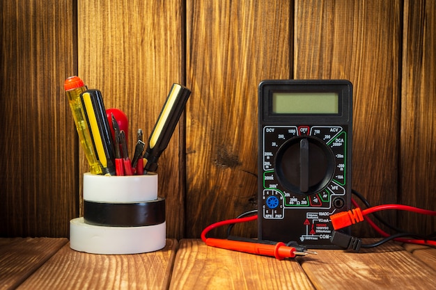 Testeur électrique et trousse d'outils électroniques sur table en bois