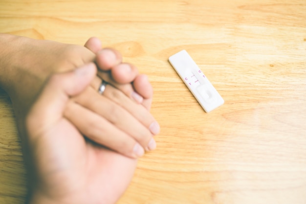 tests de grossesse mis sur la table en bois qui en résultent