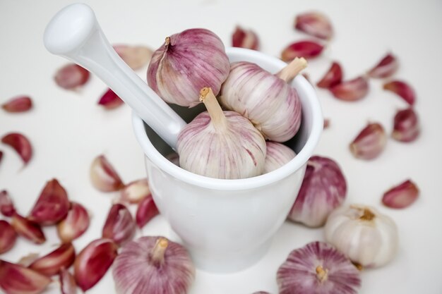 tête d'ail sur la table avec moulin à épices