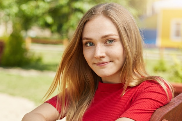 Photo tête de belle fille blonde aux yeux chauds