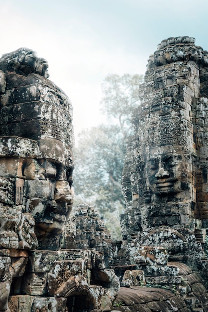 Tête de Bouddha dans le temple Bayon du Cambodge