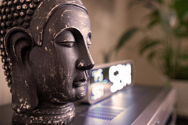 Photo la tête de bouddha à l'intérieur de la maison l'atmosphère de la salle de prière l'autel