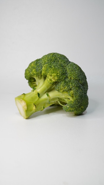 une tête de brocoli frais sur un fond blanc