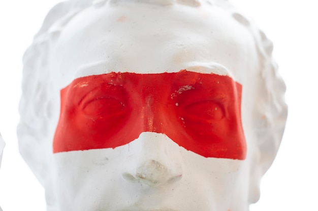 Tête César en plâtre avec bande rouge sur les yeux