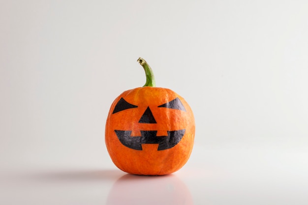 Tête de citrouille Halloween o lanterne avec sourire isolé sur blanc.