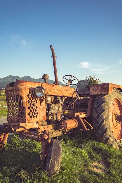 Photo la tête du tracteur sur la pelouse