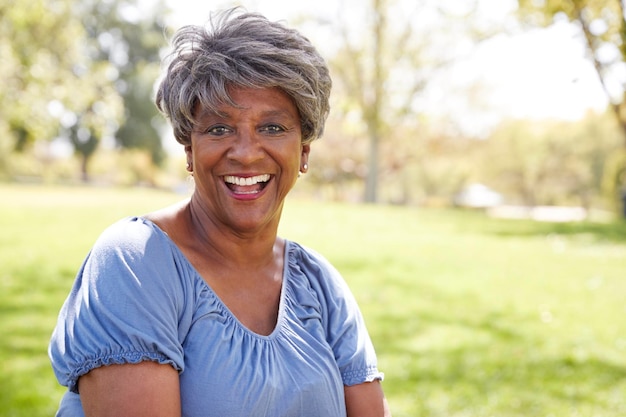 Tête et épaules en plein air Portrait of Senior Woman In Park