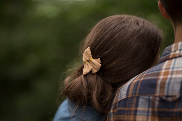 La tête d'une fille sur l'épaule d'un homme