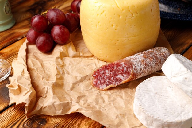 Photo tête de fromage sur table en bois brun se bouchent