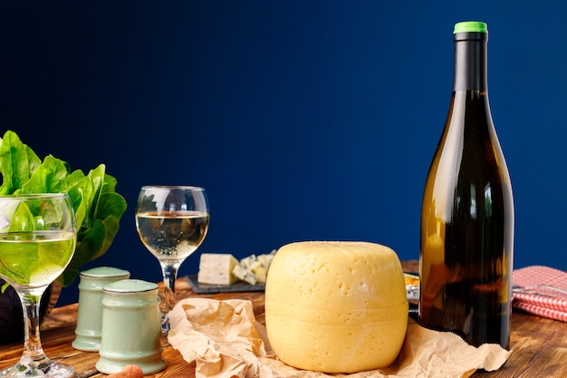 Tête de fromage sur table en bois brun