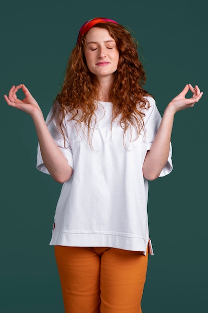 Photo tête de gingembre femme avec tenue colorée