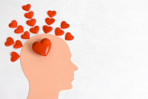 Une tête humaine remplie de cœurs sur un fond clair le concept d'un homme amoureux