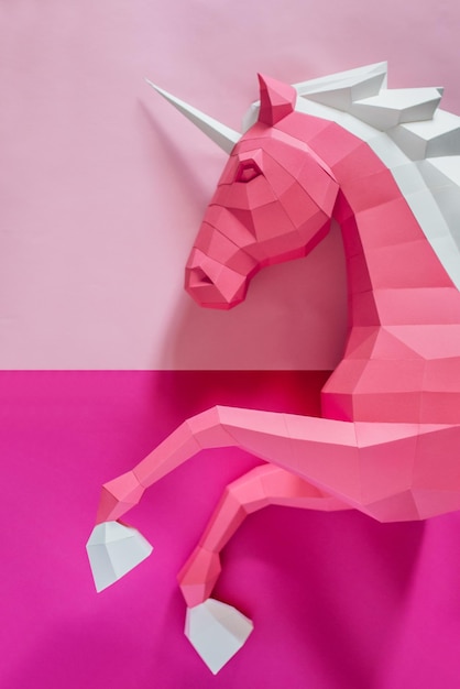 Tête de licorne en papier sur fond coloré