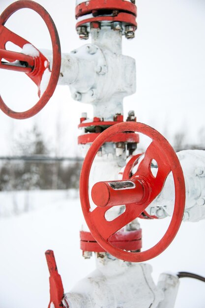 Tête de puits de production avec armature de vanne. Industrie pétrolière, gazière. Thème du pétrole.