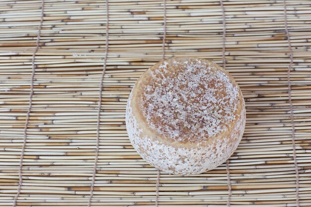 Tête ronde de parmesan ou parmigiano à pâte dure sur bois