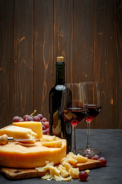 Tête ronde de parmesan à pâte dure et vin