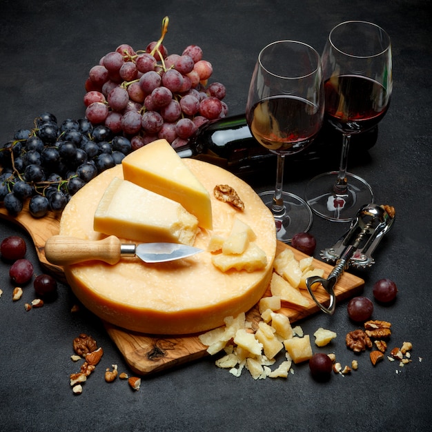 Tête ronde de parmesan à pâte dure et vin