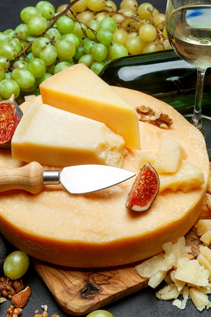 Tête ronde de parmesan à pâte dure et vin