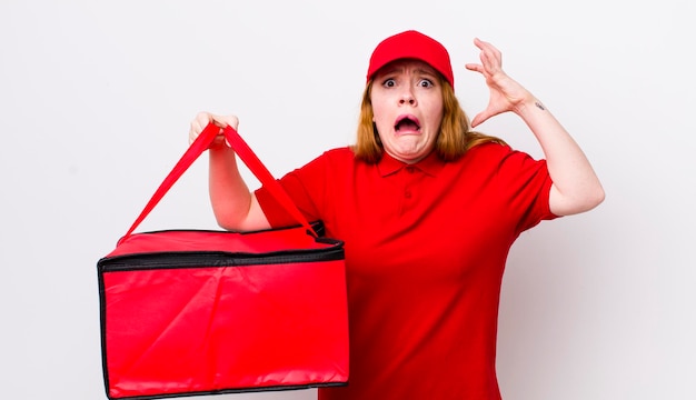 Tête rouge jolie femme criant avec les mains en l'air concept de livraison de pizza