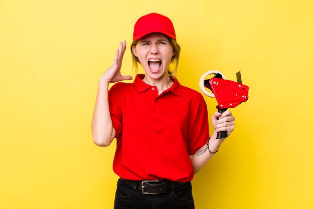 Tête rouge jolie femme criant avec les mains dans le concept d'emballeur d'air