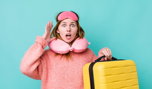 Tête rouge jolie femme criant avec les mains dans le concept de passager de vol aérien