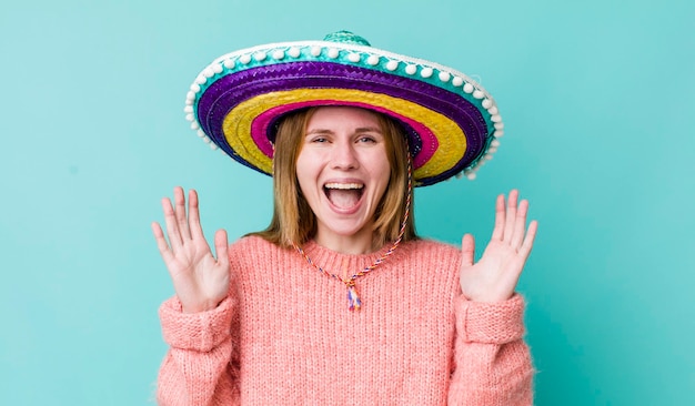 Tête rouge jolie femme se sentant heureuse et étonnée de quelque chose d'incroyable concept de chapeau mexicain