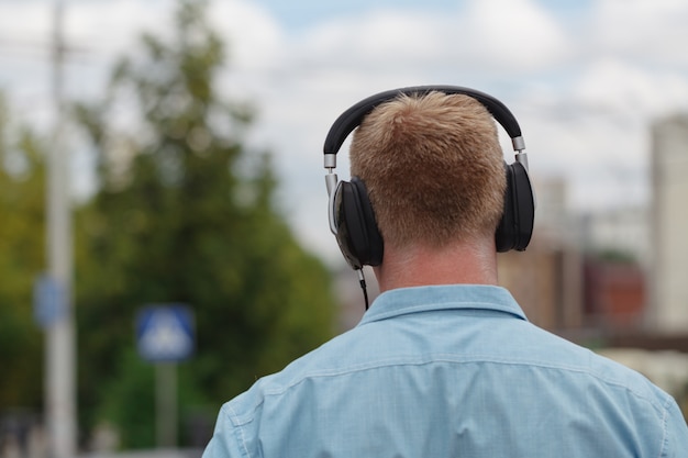 Tête en silhouette avec un casque