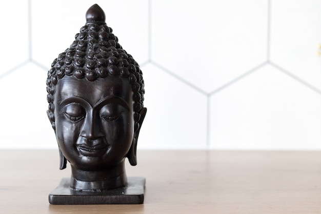 Tête de statuette de Bouddha, espace pour le texte